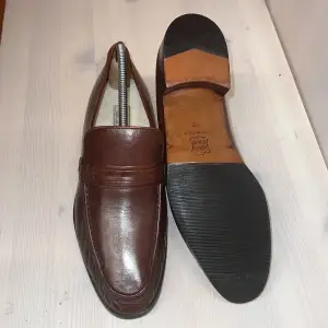 Säljer min sprillansnya skor för vädligt rimligt pris, För alla som söker en bra och skön läderskor så kan jag erbjuda er dessa!😊