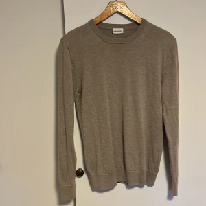 Merinulls tröja från John Henric stl: M  - Säljer nu denna tröjan från John Henric som är i 100 % merinull och är i stl: M.  Använd max 5 gånger och är mycket fint skick. Jag är 188 cm. (OBS den sitter kanska tajt på mig)  Nypris: 1000 kr. Vid fråga är det bara och skriva. 