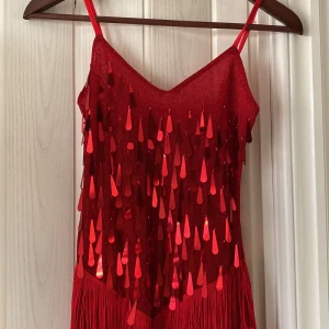 Röd paljett klänning  - Röd paljett klänning i fint skick! Passar xs 