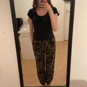 Militärmönstrade mjukis - Köpta på SHEIN, säljer då jag aldrig använder dem, bekvämt och luftigt material