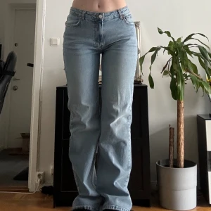 Mid waist jeans bikbok - Använda 1 gång. Säljer pga gillar ej lågmidjat