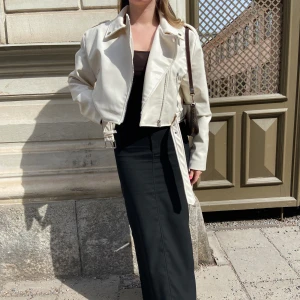 Skinnjacka från Gina Tricot  - Säljer skinnjacka (ej äkta skinn) från Gina Tricot i strl xs. Använd endast vid två tillfällen. I fint skick