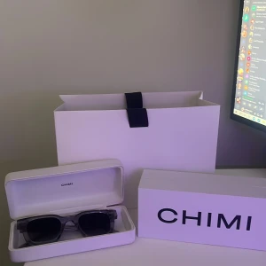 Chimi 04 grey  - De är one size och nästan aldrig använda. Köpta för 1350kr. Skick 9/10. Allting på bilderna tillkommer. Skriv för mer info!