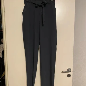 kostymbyxor strl S - Kostymbyxor i nyskick! Endast prövade.