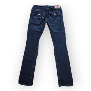 Lågmidjade mörka straight leg/boot cut jeans med flap pockets. Storlek US 27, motsvarar ungefär st 34 EU. Fråga gärna om fler bilder 💞