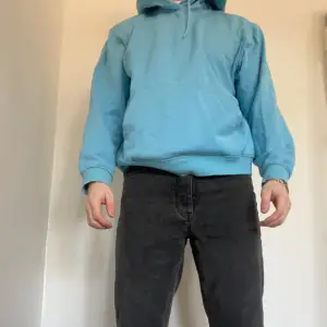 En snygg ljusblå hoodie från weekday! Jag är ca 180cm och väger 80kg!