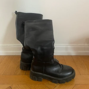 Stövlar - Fina höga stövlar från stradivarius!