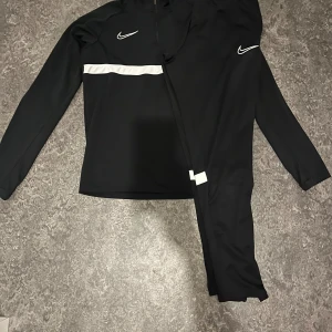 Nike tracksuit  - 10/10 skick, storlek M