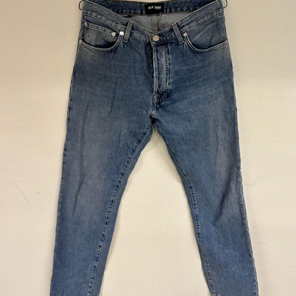 Fina jeans i bra skick och dessutom en perfekt färg på jeansen🤍. Jeans & Byxor.