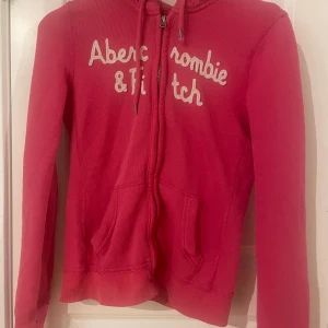 Ambercrombie & fitch tröja  - Riktigt söt rosa A&B tröja som är i väldigt fin skick. Ger lite 2014 vibes
