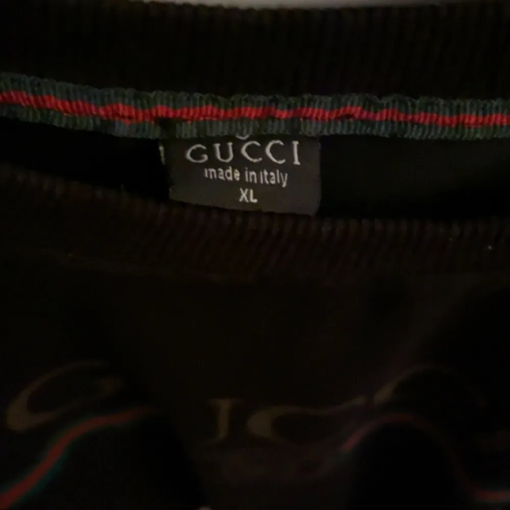 Fejk Gucci Tröja Rensar garderoben o säljer då den inte används Står XL men passar S/M. Tröjor & Koftor.