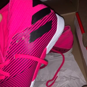 Addidas innefotbollsskor - Ny skick! Finns ingen användning då jag har andra. Köpt på team Sportia köpt för kanske 800 nått. Storlek 38