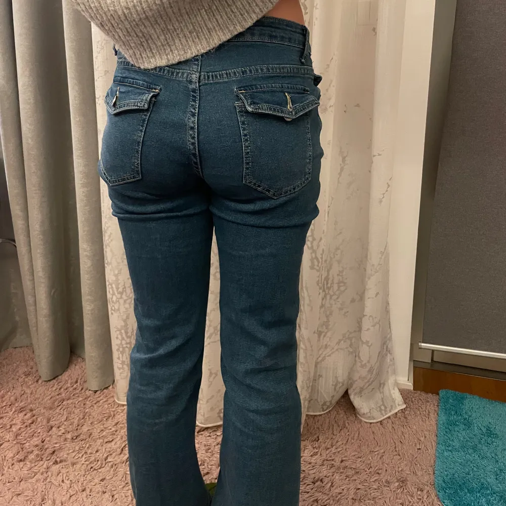 Mycket fina jeans i bra skick, andvända två gånger och andledningen till att jag inte andvänder de fler gånger är för att dem är på gränsen till för korta på mig (är 165) . . Jeans & Byxor.