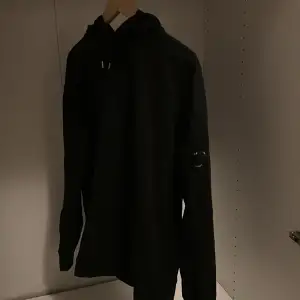 Cp company hoodie svart storlek M Snygg hoodie i bra skick utom ett hål längst ned vid ena ärmen.   Nypris 2600