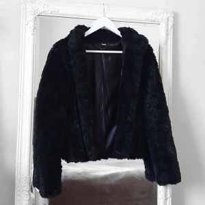 Pälsjacka strl: 36 H&M - Färg: svart.  Strl: 36.  Fin pälsjacka från H&M. Sluts igen med dolda hyskor framtill och håller igen jackan bra, utan springor. Håller värmen i kylan! Två dolda fickor framtill. En mysig krage upptill. Fodrad. Modellen slutar vid midjan.