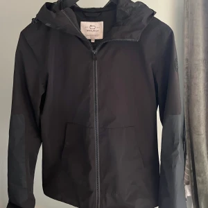 Woolrich Windbreaker - Säljer en woolrich windbreaker jacka som är i toppen skick. Den har storleken 14. Nypriset är 3800kr.  Kontakta gärna vid frågor😁