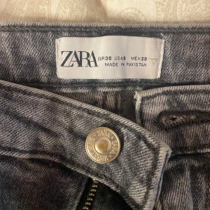 Zara jeans - Gråa jeans ifrån Zara, hål på knäna och slits längst ner. Stl 38, endast använd 3-4ggr men passar ej nu längre. Ger en supersnygg form och är samtidigt bekväma, använd gärna köp nu 💗