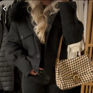 Meotine, charlie jacket i svart!! - SUPERSNYGG svart jacka med päls, från Meotine!! Helt slutsåld! Nypris 3000kr och mycket gott skick (syns inte att den är använd)! Skriv vid intresse då jag är osäker om jag ska sälja💋💋!!!