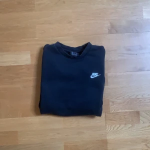 Nike sweatshirt  - En nike sweatshirt i storlek S men skulle säga att den passar dig som bär M.  Personen på bilden är 180 cm. Hör av vid frågor eller föera bilder. 