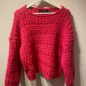 Stickad tröja - Rosa stickad tröja ifrån Vero Moda, i storlek M. Otroligt skön, sticks ej och underbar färg! 😍 Endast provad, aldrig använd.  Använd gärna köp nu ☺️