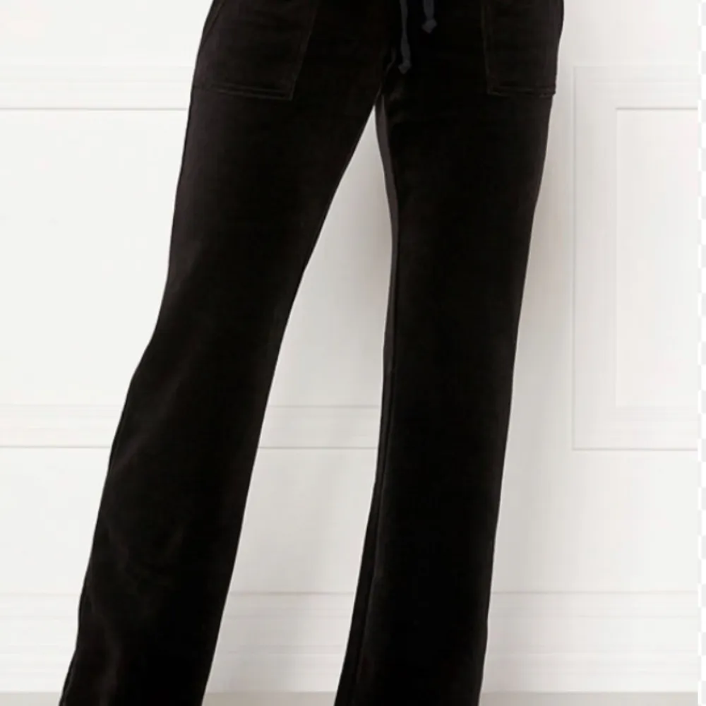 Säljer ett par svarta juicy couture byxor i storlek xs, använda ett fåtal gånger och endast tvättade en gång så dem ser ut och känns som nya. Lägg prisförslag❤️. Jeans & Byxor.