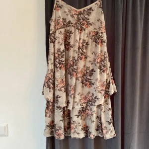 Fin blommig klänning  - Bra skick använd 3 gånger ,väldigt skönt tyg. Köparen står för frakt 