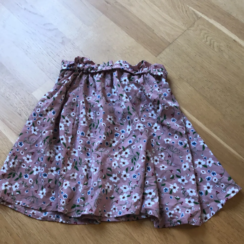 Säljer denna jättesöta och somriga kjol! Den är perfekt till sommaren🌸 Inte använd så mycket och det andlednogen till att jag säljer den.. Kjolar.
