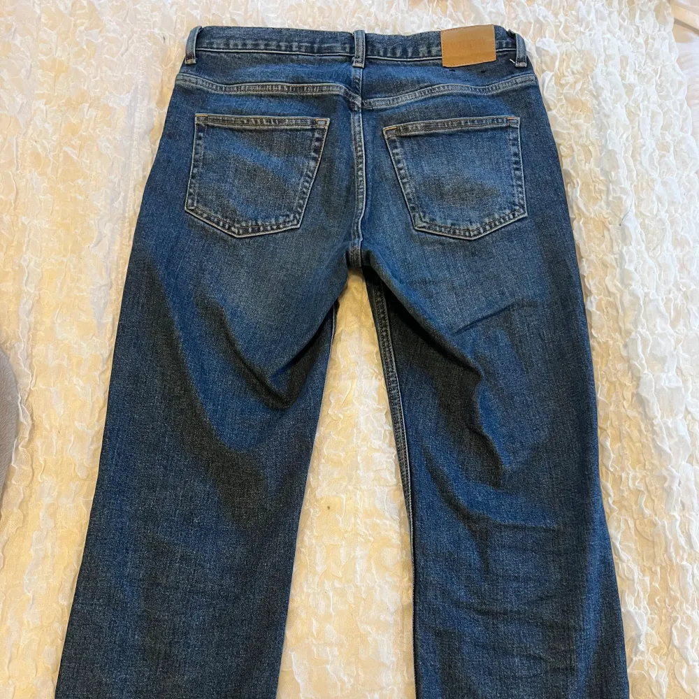 Säljer dessa oanvända jeans från Weekday då det är för stora för mig. Modellen är ”Twig Mid Straight”  Storlek 29/30. Jeans & Byxor.
