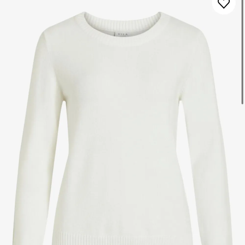 Säljer min vita stickade tröja ifrån Vila i storlek L. (Skulle säga att den är mer som en Medium eller större S i storleken)  Skriv för egna bilder  Original pris är 330kr🤍. Stickat.