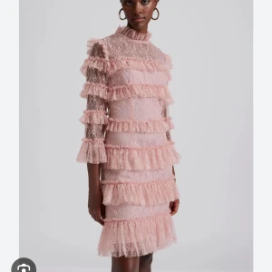 By Malina klänning - Klänning från By Malina endast använd fåtal gånger. Modell: Carmine Färg:Rosa Orginalpris: 2800 Skriv om du vill ha flera bilder 