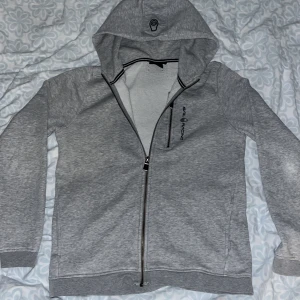 Sail racing tröja  - Sail racing tröja strl 170, bra skick förutom ett litet hål på en av fickorna men inget synligt. Skriv för fler bilder eller vid intresse 