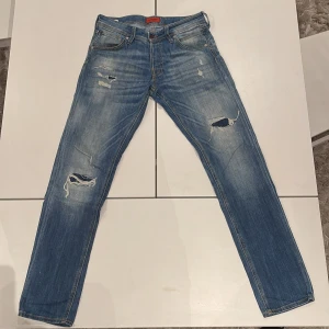 Jeans med hål Jack n Jones  - Hej, Jag säljer mina Jack n Jones jeans för att dom har blivit för kort, jag är 1.98. Men dom är inte för tighta. Skriv om ni är intresserade eller köp direkt. 