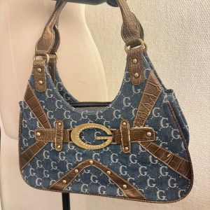 y2k väska - En snygg guess-liknande y2k väska🫶 skriv till mig om fler bilder önskas🥰