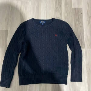 Ralph lauren tröja kabel  - 10/10 inga defekter, storlek large i barnstolek.mitt pris 600kr ny pris cirka 2000kr 