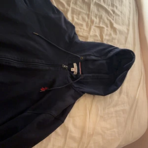 U.S Polo Assn zip tröja - Tja! Säljer denna tvär feta ziptröjan från Polo då den inte kommer till användning, perfekt för alla årstider. Nypris 1799kr. Pris kan diskuteras vid snabbaffär!