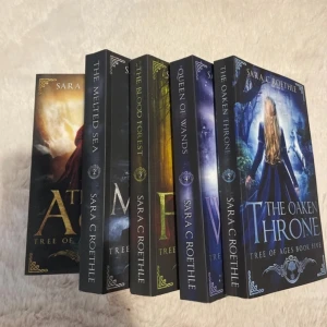 Tree of thrones - En fantastisk serie. Jag har bara läst ur bok nummer 5 och de andra böckerna är orörda. 🫶🏻