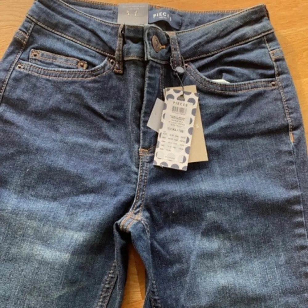 Skinny jeans. Aldrig använda, prislappen är fortfarande på. . Jeans & Byxor.