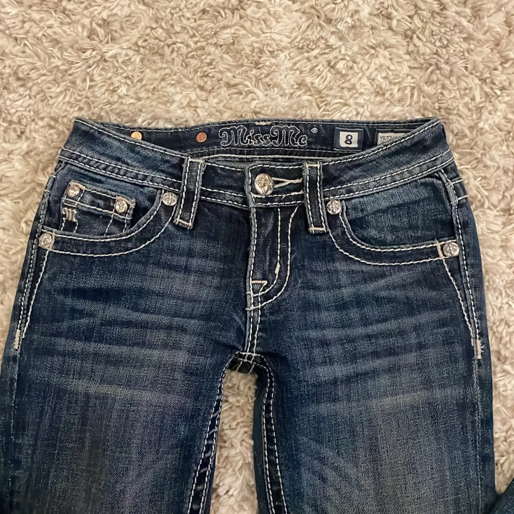 Jätte snygga och oanvända miss me bootcut jeans. Säljer pågrund av att dom är felköpta men de ser nästan helt nya ut. Lappen är kvar. Pris kan diskuteras vid snabb affär. . Jeans & Byxor.