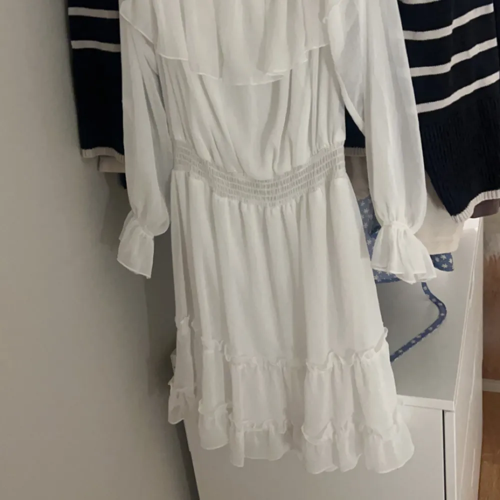 Vit offshoulder klänning från Ginatricot. I xsmall. Klänningar.