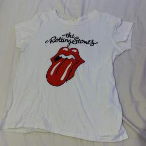 T-shirt från H&M med the Rolling Stones tryck. Säljs då den inte längre kommer till användning, använd ett fåtal gånger.