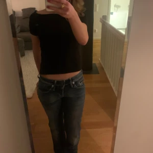 Low waist jeans G-star  - Supersnygga Low waist jeans från G-Star raw som är begagnade men använda väldigt lite. Ser ut som nya och jättebra kvalite. Kostar som nypris runt 1000 kronor🩷oklart storlek men jag som har 25/30 passar de parfekt på