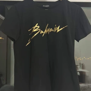 Balmain t-shirt - balmain signature t-shirt, äkta, priset kan diskuteras!