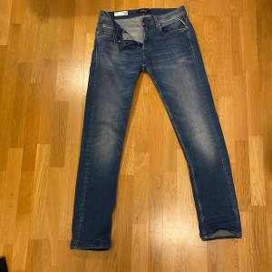 Ett par sjukt snygga replay jeans i storlek 31/34. Hör av dig om du har några frågor eller funderingar kring plagget. Priset är inte hugget i sten!🔔