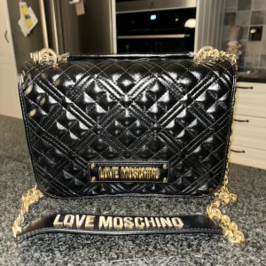 Love moschino - Superfin väska som tyvärr aldrig kommit till användning.  Oanvänt skick med plastskydd kvar inuti Pris kan diskuteras vid snabb affär 🥰