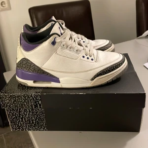 Jordan 3 Retro  - Storlek 43, i bra skick 8,5/10 inte tvättade än ser lite gula ut på grund av ljuset, blivit använda i något tillfälle 3-4 gånger. Ny pris 3300