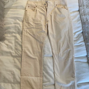 Woodbird jeans - Säljer dessa jeans från woodbird som köptes förra sommaren! Säljer de då de tyvärr inte kommer till användning och är max använda 5 gånger! Byxorna är nästan som nya och i ett väldigt bra skick! Pris kan förhandlas vid snabb affär!