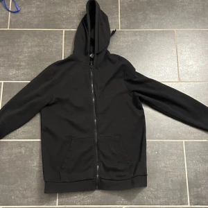 Zip hoodie  - En vanlig zip hoodie använd fåtal gånger så mycket fint skick 