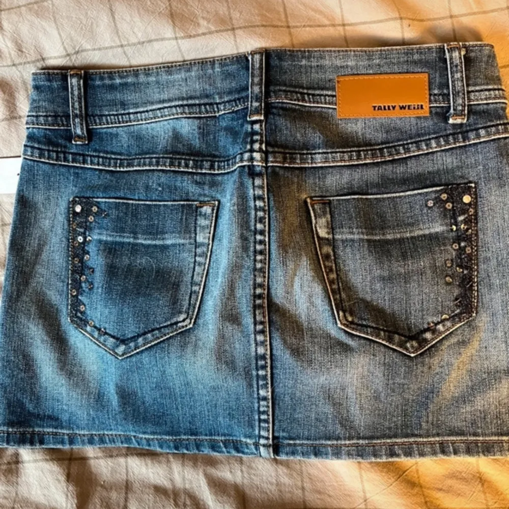 glittrig jeans skjol som är storlek S men passar S/M och har måtten midjemåttet 78 och längd 30  #coqette #stockholmstil #denim #miniskirt #denimminiskirt #cute #summer #sommar . Kjolar.