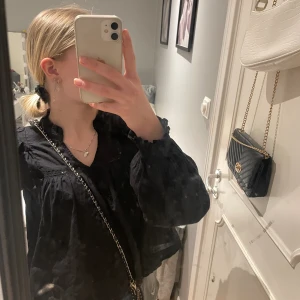 Blus - Fin svart blus från Gina. Strl 158-164. Pris går att diskuteras vid snabb affär 🤍