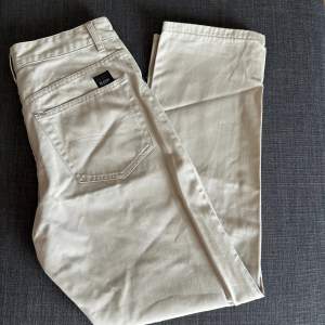 Ett par beige jeans i softer material. De är knappt använda. Vet inte storlek, men se bild för referens är vanligtvis en S i byxor och 161 cm. 
